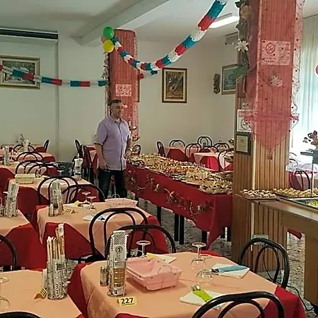 Hotel Esedra 2*